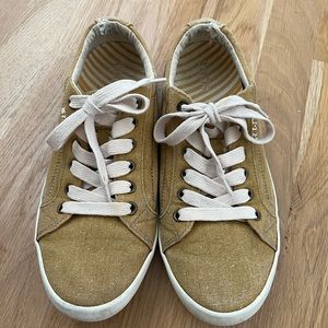 Taos Sneakers size 9